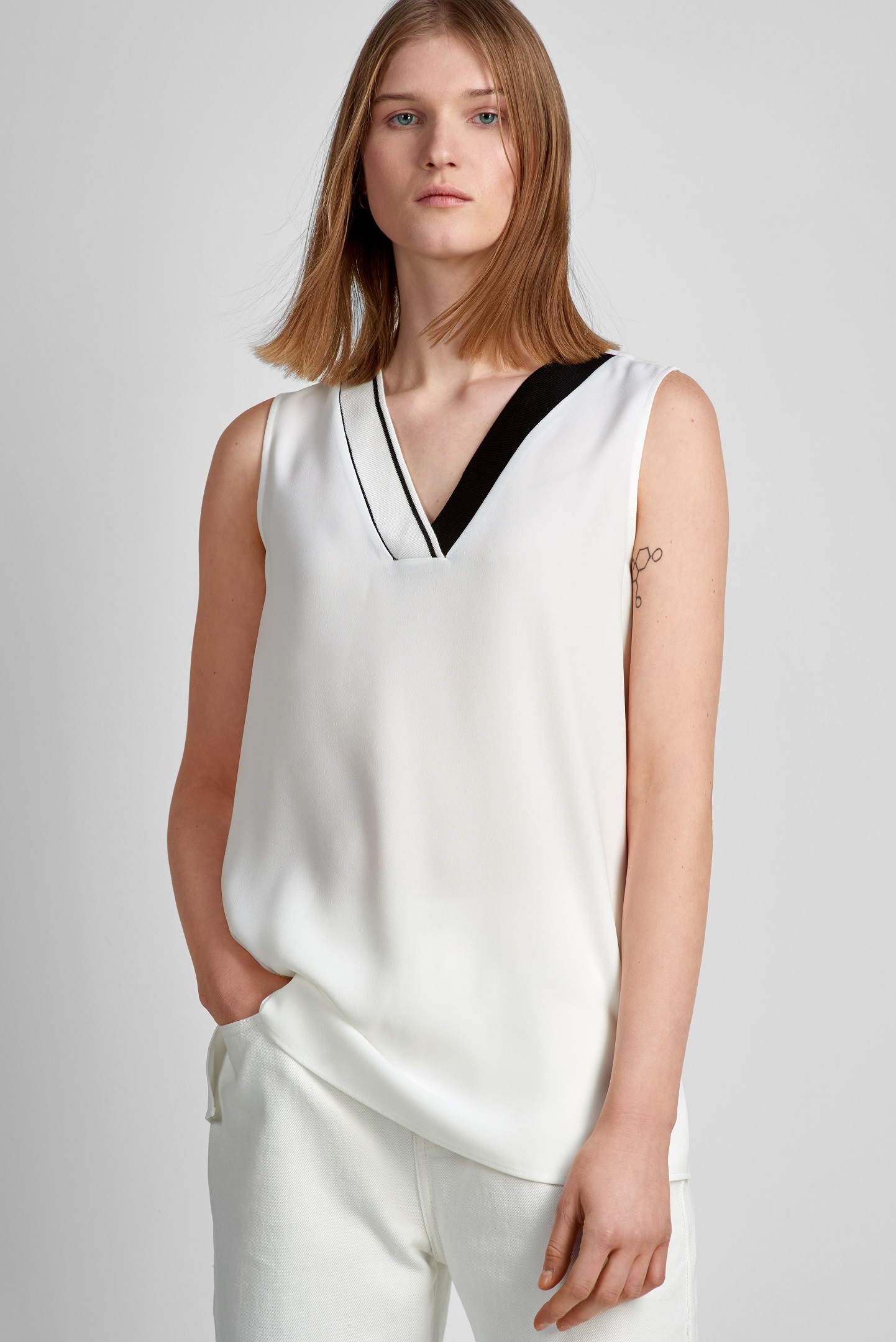 Блузка белого цвета с трикотажной тесьмой по горловине VASSA&Co